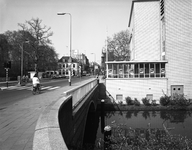 85799 Gezicht op een gedeelte van de Lucasbrug te Utrecht, uit het oosten; rechts een gedeelte van de Stadsschouwburg ...